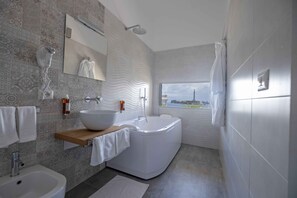 Suite, baignoire à jets, vue mer (Colapesce) | Salle de bain | Articles de toilette de luxe, sèche-cheveux, bidet, serviettes fournies