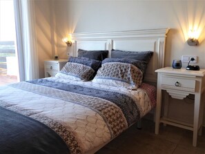 2 slaapkamers, een strijkplank/strijkijzer, reisbedje, gratis wifi