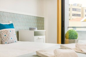 2 bedrooms, desk, iron/ironing board, free WiFi - Camões Executive Flat (Porto)