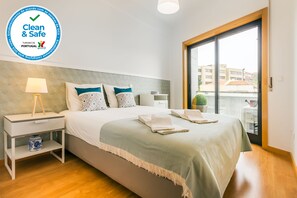 2 slaapkamers, een bureau, een strijkplank/strijkijzer, gratis wifi