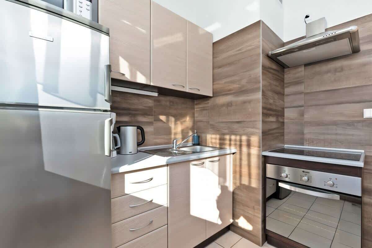 Wasserkocher mit Kaffee-/Teezubehör, Kühlschrank, Mikrowelle, Ofen