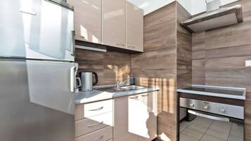 Wasserkocher mit Kaffee-/Teezubehör, Kühlschrank, Mikrowelle, Ofen