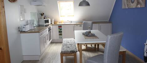 Frigorífico, microondas, placa de cocina y lavavajillas