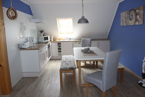 Kühlschrank, Mikrowelle, Herdplatte, Geschirrspüler