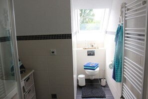 Dusche, Handtücher, Seife, Toilettenpapier