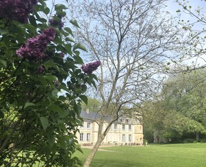 المنطقة المحيطة بالمنشأة