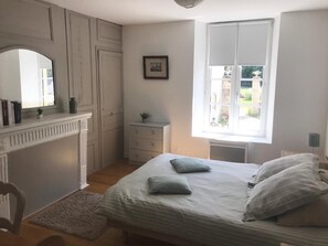 3 chambres, fer et planche à repasser, lit parapluie, Wi-Fi