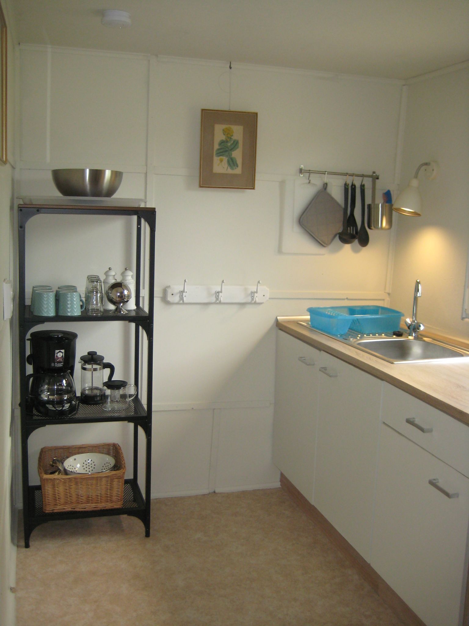 Jääkaappi, mikroaaltouuni, liesi, astianpesukone