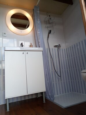 Douche, sèche-cheveux, serviettes fournies, savon