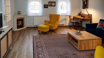 Fernseher, Kamin, Bücher