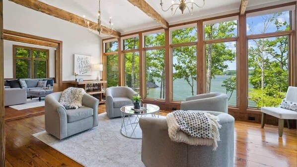 テレビ、暖炉、DVD プレーヤー、ステレオ