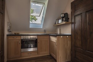 Kühlschrank, Ofen, Herdplatte, Wasserkocher mit Kaffee-/Teezubehör