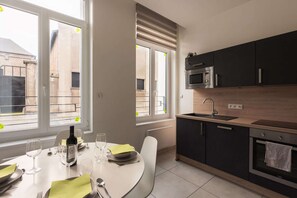 Wasserkocher mit Kaffee-/Teezubehör, Kühlschrank, Mikrowelle, Ofen