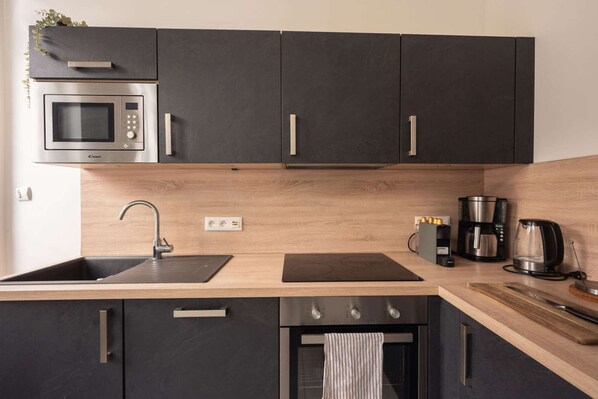 Wasserkocher mit Kaffee-/Teezubehör, Kühlschrank, Mikrowelle, Ofen