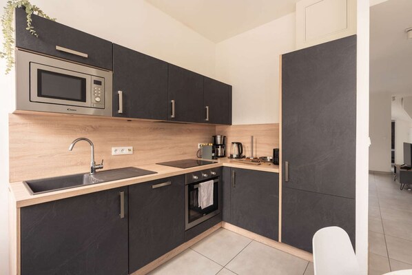 Coffee/tea maker, fridge, microwave, oven