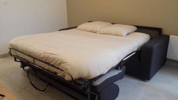 1 slaapkamer, een bureau, een strijkplank/strijkijzer, wifi