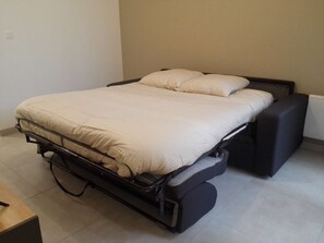 1 bedroom, desk, iron/ironing board, WiFi