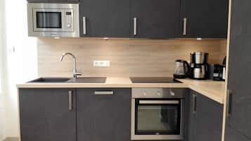 Een koelkast, een microgolfoven, een oven, een kookplaat