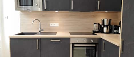 Réfrigérateur, micro-ondes, four, plaque de cuisson