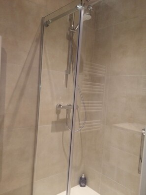 Douche, séchoir à cheveux, serviettes fournies