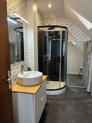 Comfort tweepersoonskamer | Badkamer | Een haardroger, handdoeken, zeep, shampoo
