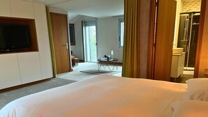 Dobbeltrom – comfort | Senger med overmadrass, blendingsgardiner og barnesenger (inkludert)