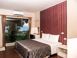 Individually decorated, desk, laptop workspace, rollaway beds - Macvano Accommodation Camping (Jiji)