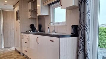 Een koelkast, een magnetron, een oven, een kookplaat