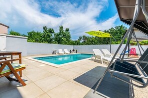 Seasonal outdoor pool - Spacious Apartment Janko (Medulin)