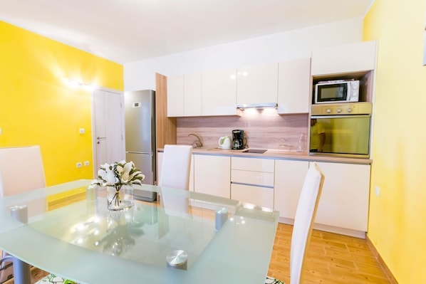 Apartment (N4) | Private kitchen | Fridge, microwave, oven, stovetop