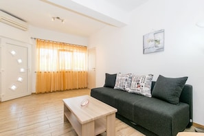 Apartment (N4) | Living area | Flat-screen TV