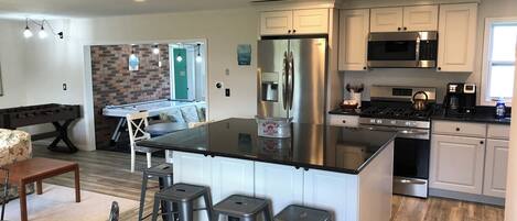 Réfrigérateur, micro-ondes, four, plaque de cuisson