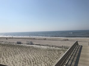 In Strandnähe, Liegestühle, Strandtücher