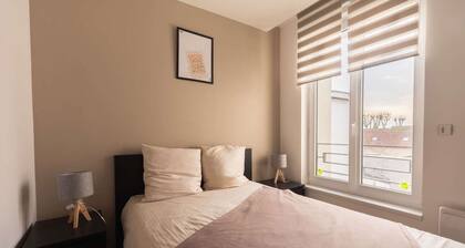 ★★★ Bright one-bedroom apartment in downtown Voltaire with courtyard ★★★