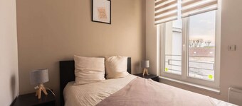 ★★★ Bright one-bedroom apartment in downtown Voltaire with courtyard ★★★