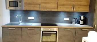 ★★★ Bright one-bedroom apartment in downtown Voltaire with courtyard ★★★