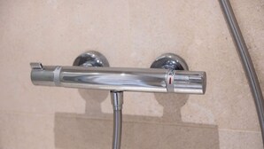 A chrome showerhead with a temperature control knob set to 40 degrees Celsius. - ★★★ Bright one-bedroom apartment in downtown Voltaire with courtyard ★★★ (Saint-Quentin)