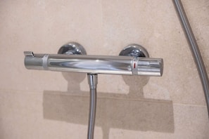 A chrome showerhead with a temperature control knob set to 40 degrees Celsius.