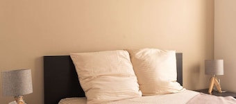 ★★★ Bright one-bedroom apartment in downtown Voltaire with courtyard ★★★