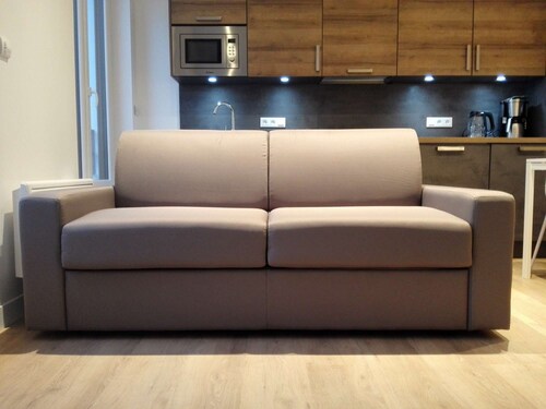 ★★★ Bright one-bedroom apartment in downtown Voltaire with courtyard ★★★