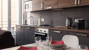 Coffee/tea maker, fridge, microwave, oven