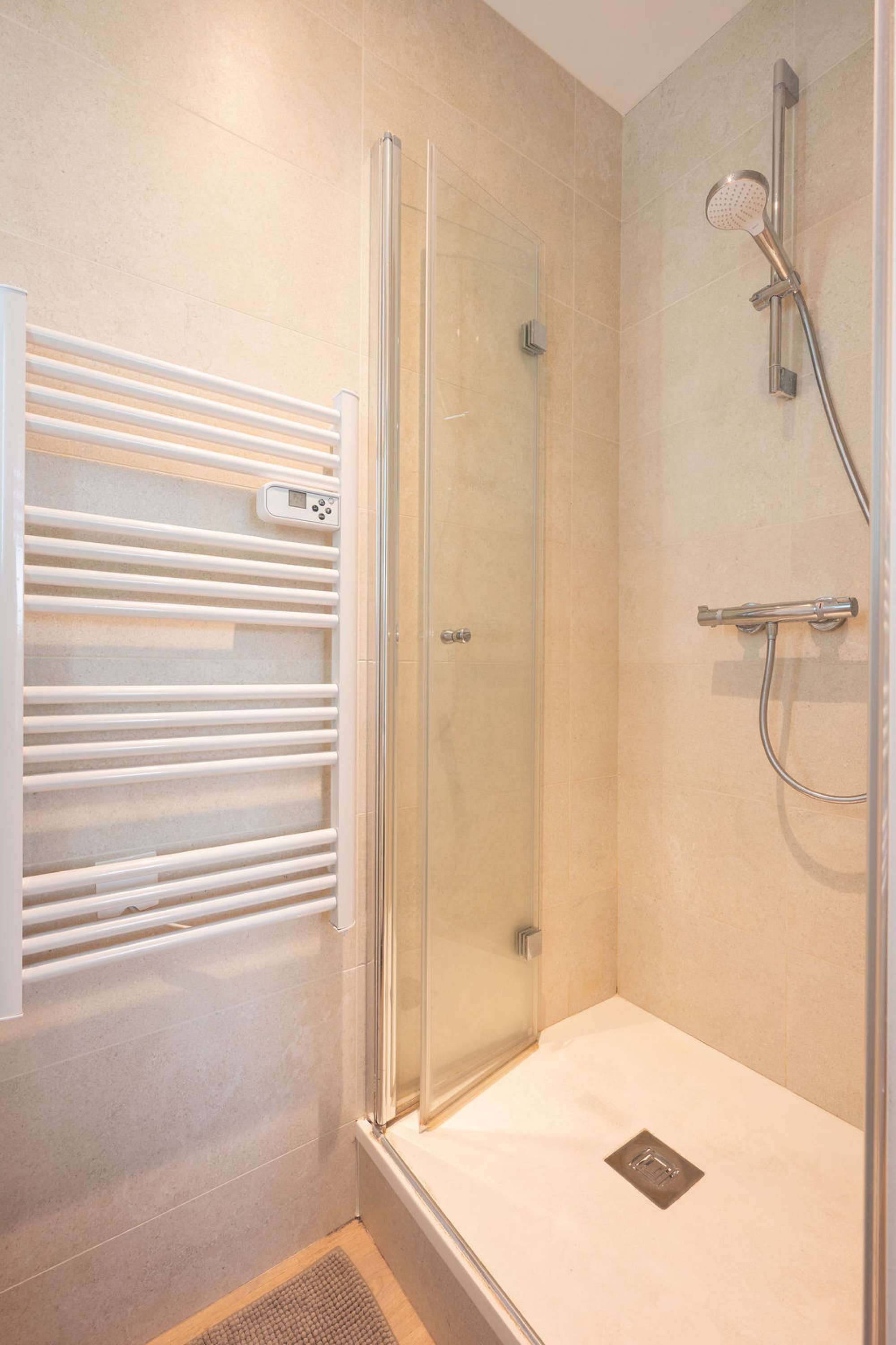 Douche, sèche-cheveux, serviettes fournies