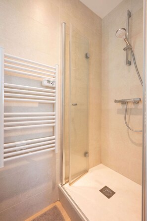 Dusche, Haartrockner, Handtücher