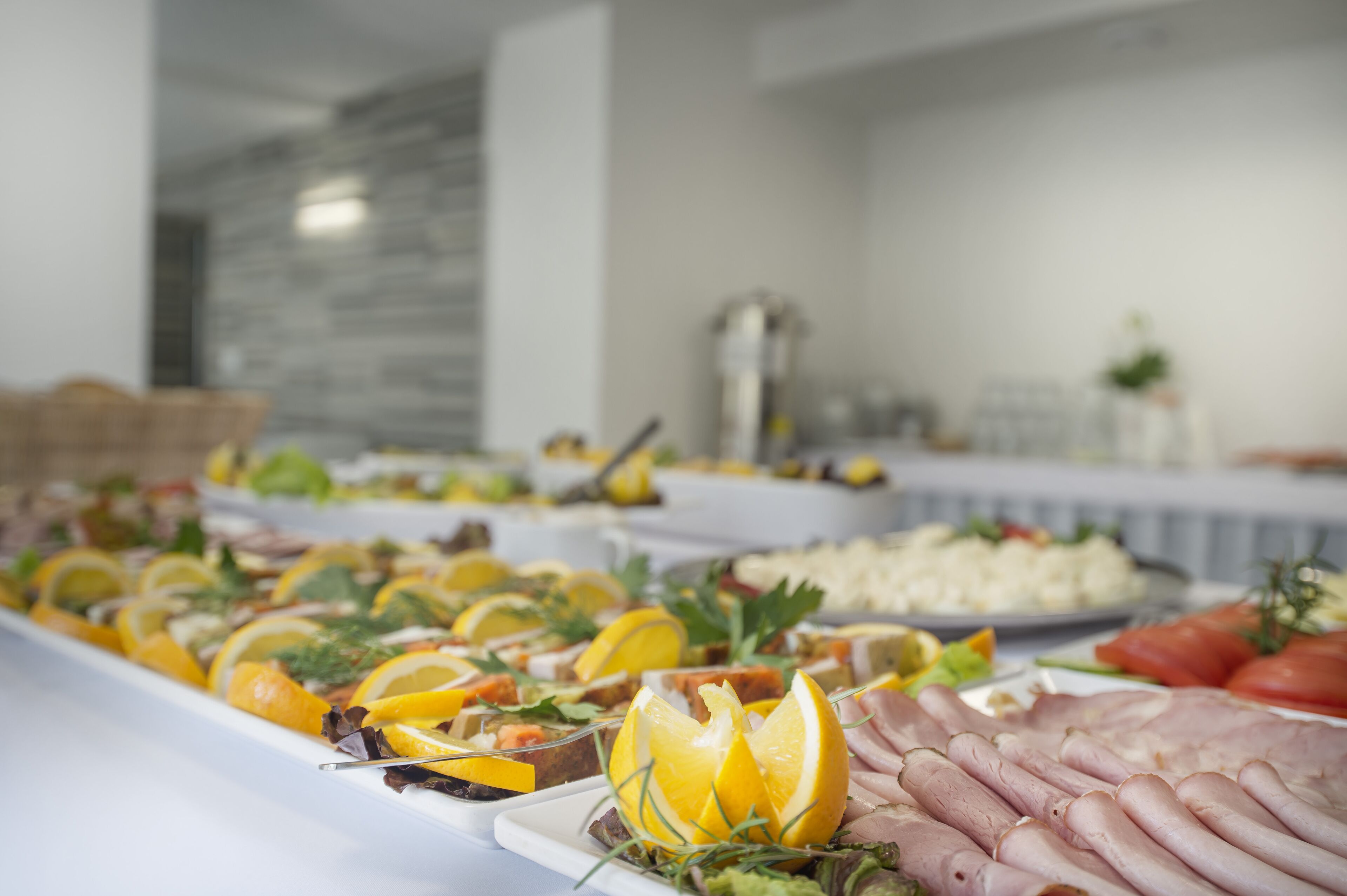 Ein Buffet mit verschiedenen Speisen, darunter Fleisch, Gemüse und Beilagen.