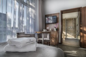 双床房 | 办公桌、笔记本电脑工作区、熨斗/熨衣板、免费 WiFi