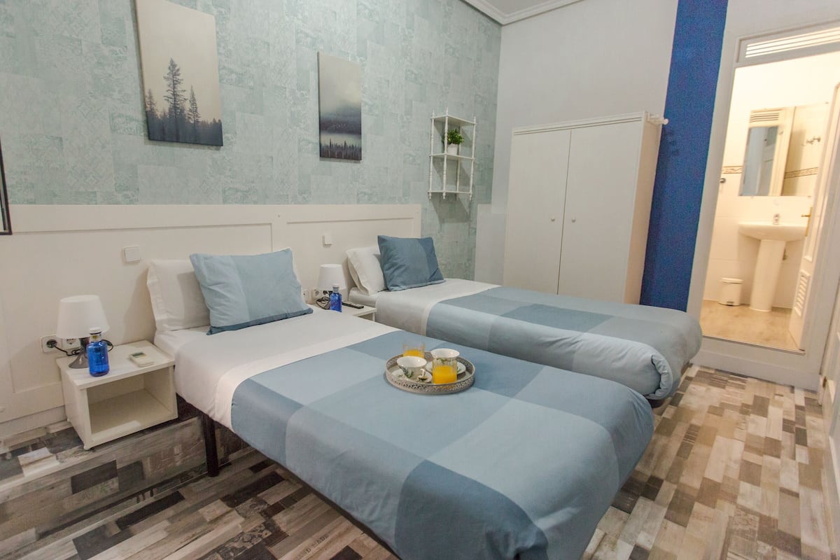 Quarto duplo standard | Edredons de pluma, Wi-Fi de cortesia