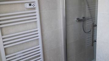 Douche, sèche-cheveux, serviettes fournies