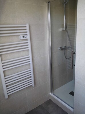 Dusche, Haartrockner, Handtücher