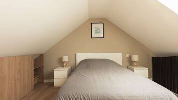 1 bedroom, desk, iron/ironing board, WiFi