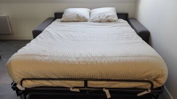 1 bedroom, desk, iron/ironing board, WiFi